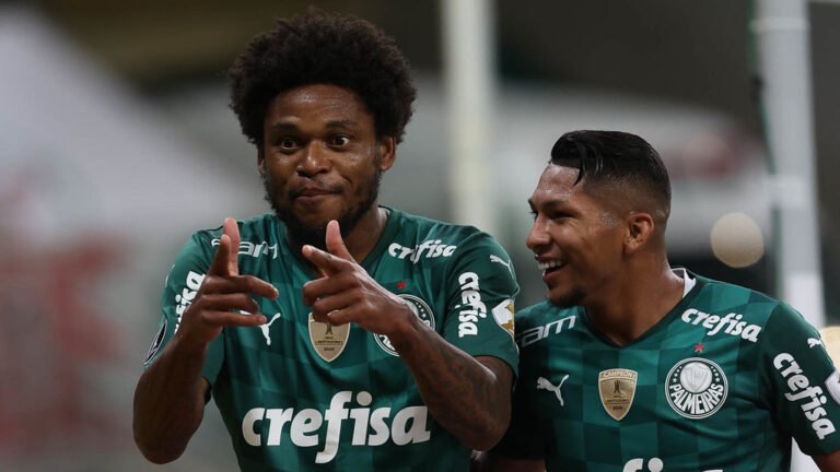 Luiz Adriano supera polêmicas e encerra jejum de gols