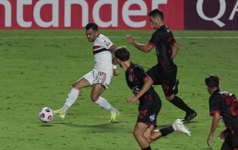 Com assistência, Dani Alves comanda ala-direita contra o Rentistas