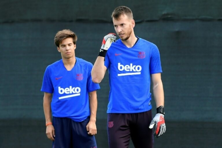 Barcelona quer vender Neto, mas não recebe propostas pelo goleiro