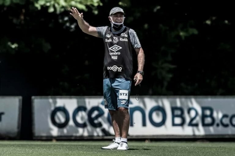 Holan minimiza reação de Marinho ao ser substituído e elogia camisa 11 do Santos: “É um jogador muito importante”