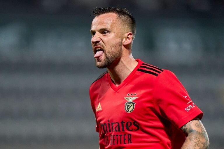 Seferovic eleito o melhor atacante e o melhor jogador de março