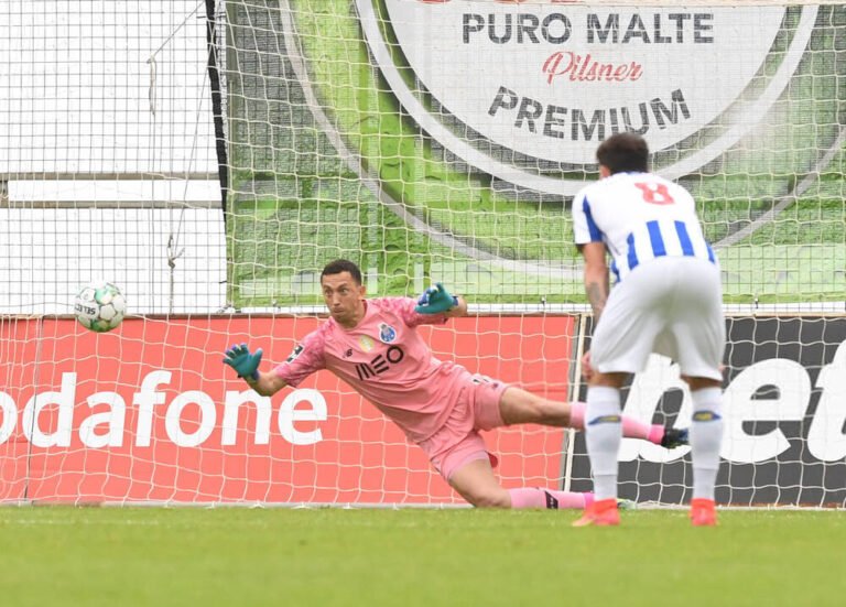 Quase 6 anos depois, o FC Porto defendeu um pênalti