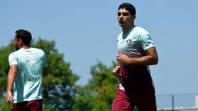 Gringos de saída! Michel Araújo do Fluminense recebe proposta; peruano Pacheco também está de saída