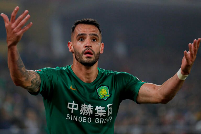 Renato Augusto não renovará com clube chinês e entra no radar do Flamengo