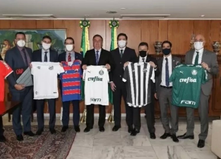 Presidente Jair Bolsonaro assina suspensão de dívidas dos clubes na pandemia