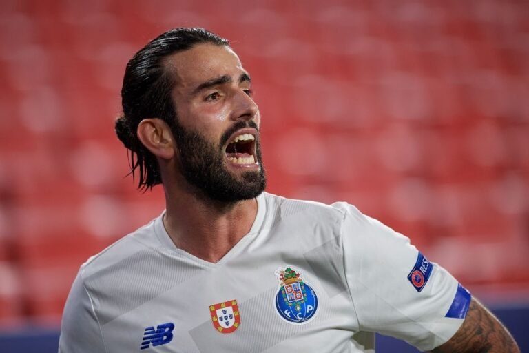 Sérgio Oliveira eleito o melhor meia de março