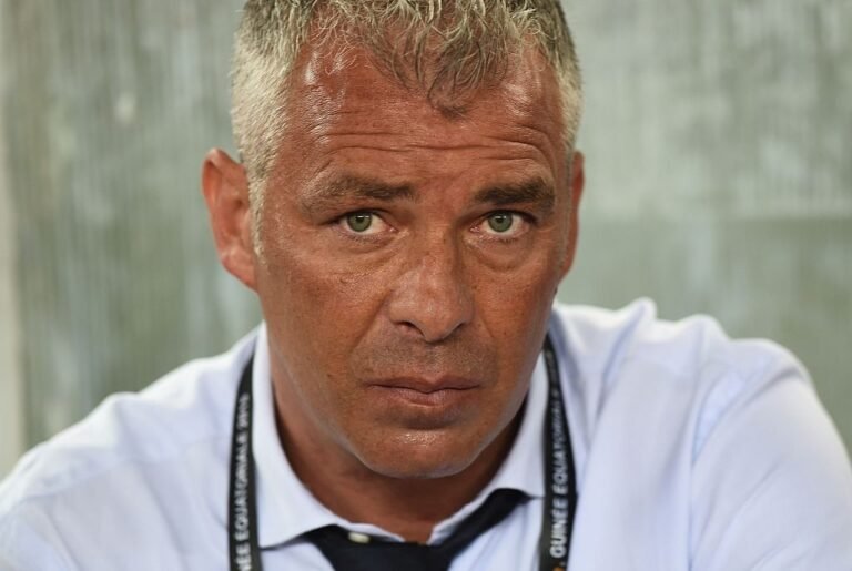 ‘Só quatro ou cinco pessoas não viram que era pênalti’, diz Jorge Costa, técnico do Farense