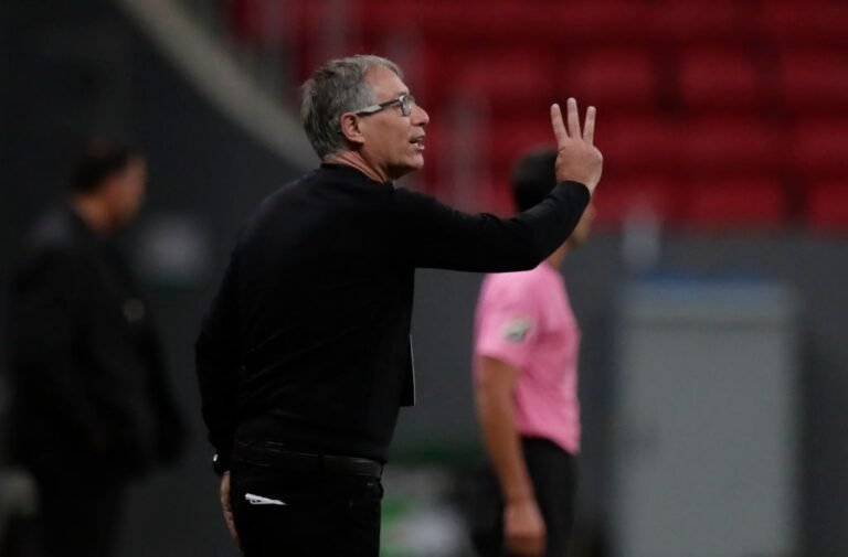 Oficial: Ariel Holan se demite e não é mais técnico do Santos