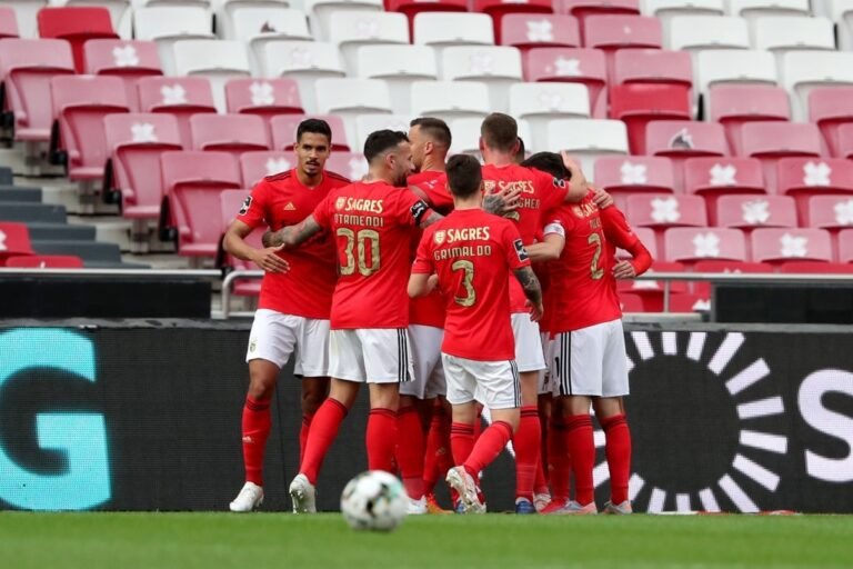 Benfica vence Santa Clara e pressiona o FC Porto