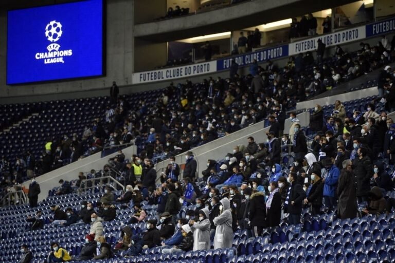 Torcida esteve presente no treino do Porto, antes do jogo com o Chelsea
