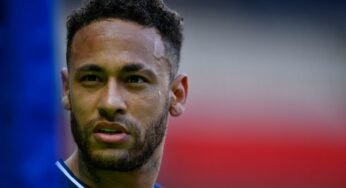 Comportamento de Neymar irrita vestiário do PSG, diz jornal