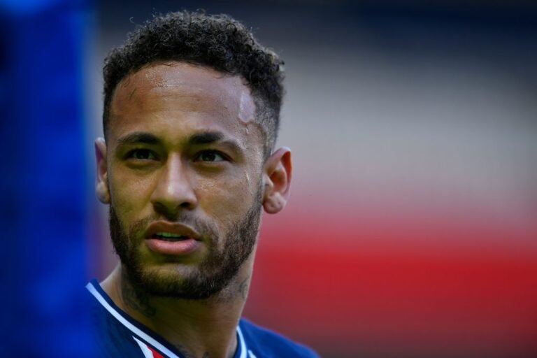 Comportamento de Neymar irrita vestiário do PSG, diz jornal