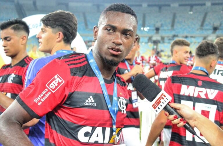 Otávio renova contrato com o Flamengo e aumenta a multa rescisória, diz jornalista