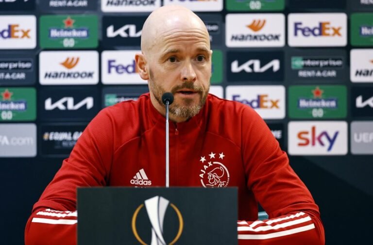 Em meio a rumores sobre ida ao Tottenham, Ten Had renova até 2023 com o Ajax