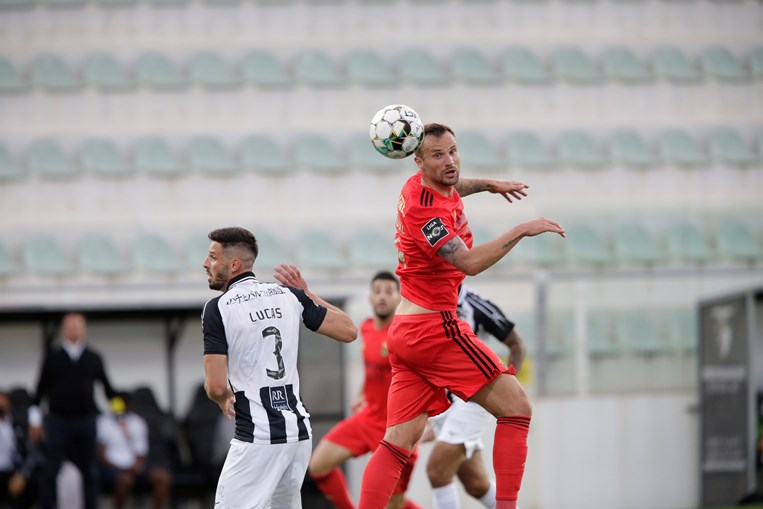 Benfica volta às vitórias e pressiona o Porto