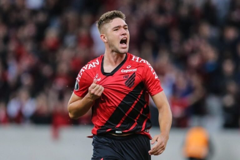 Cruzeiro busca acordo com atacante do Athletico Paranaense