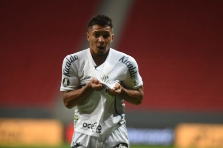 HORA DE FIRMAR – Em alta com Holan, Marcos Leonardo será titular
