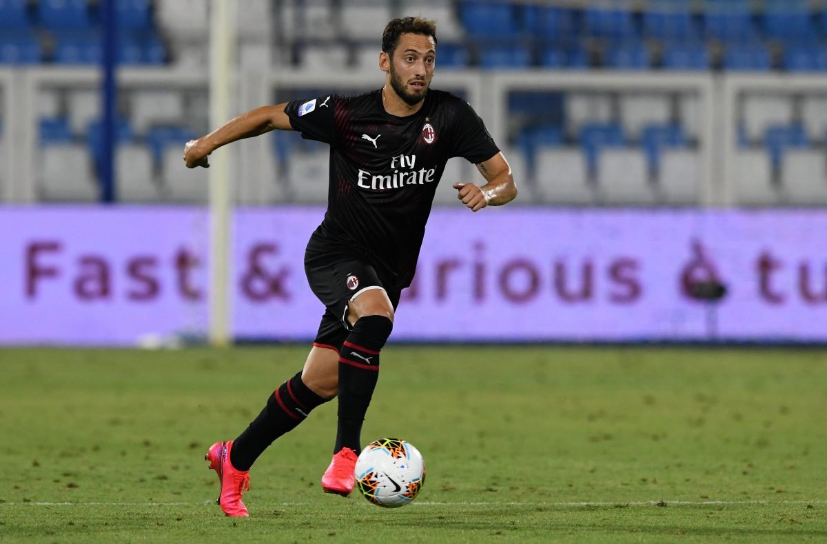 Çalhanoğlu na mira de clubes italianos e ingleses