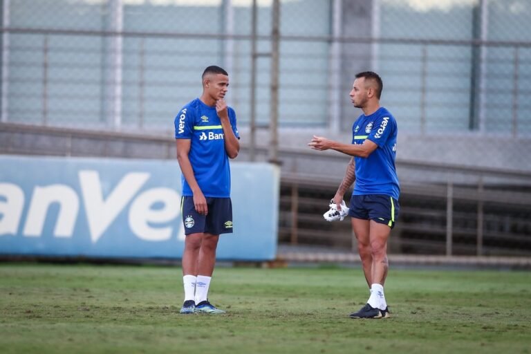 Tiago Nunes afirma que Rafinha pode ser usado fora da lateral no Grêmio