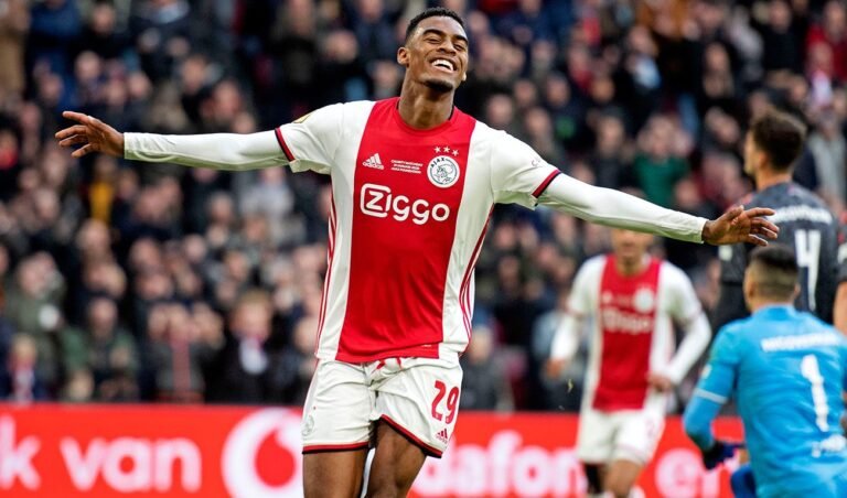 Liverpool e Chelsea estão interessados em jogador do Ajax