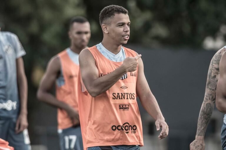 Sandry passa por cirurgia no joelho direito