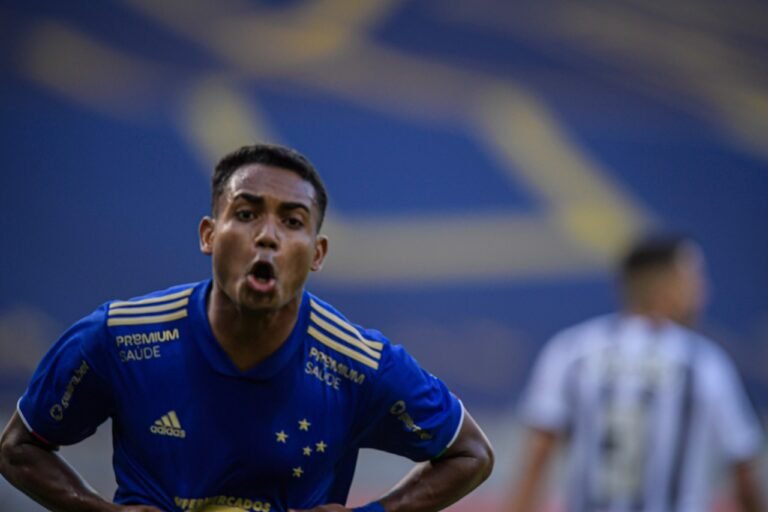 Cruzeiro leva vantagem contra Atlético-MG em clássico centenário