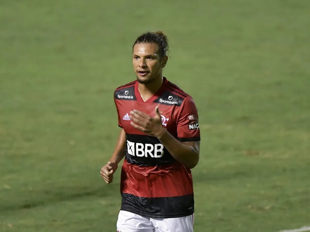“Vejo muito potencial”, diz Ceni sobre Arão na zaga