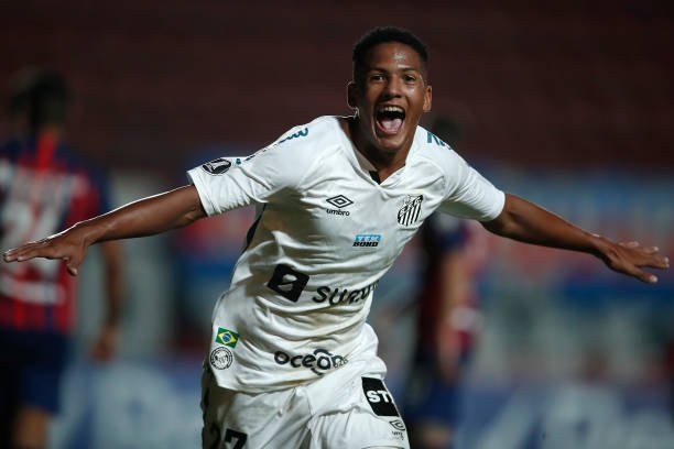 Ângelo marca e se torna o atleta mais jovem a marcar um gol em Libertadores pelo Santos