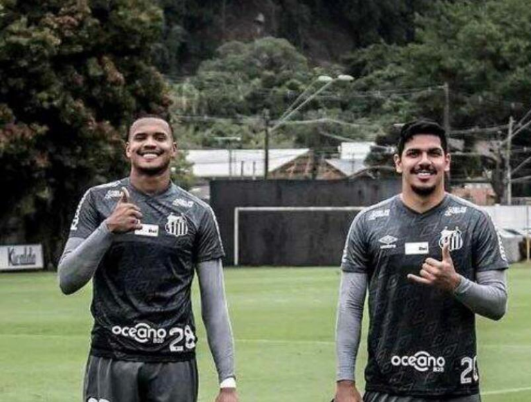 Preparador de goleiros do Santos explica o porquê do sucesso de João Paulo e John; veja