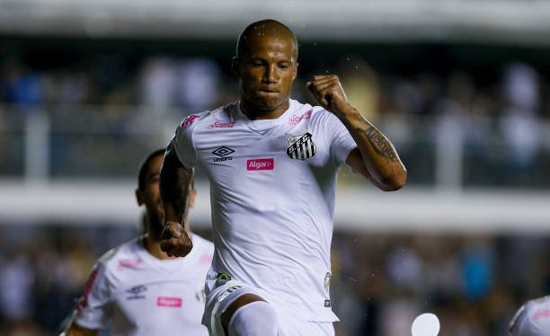 Carlos Sanchez, do Santos, treina sem limitações e fica próximo de retorno