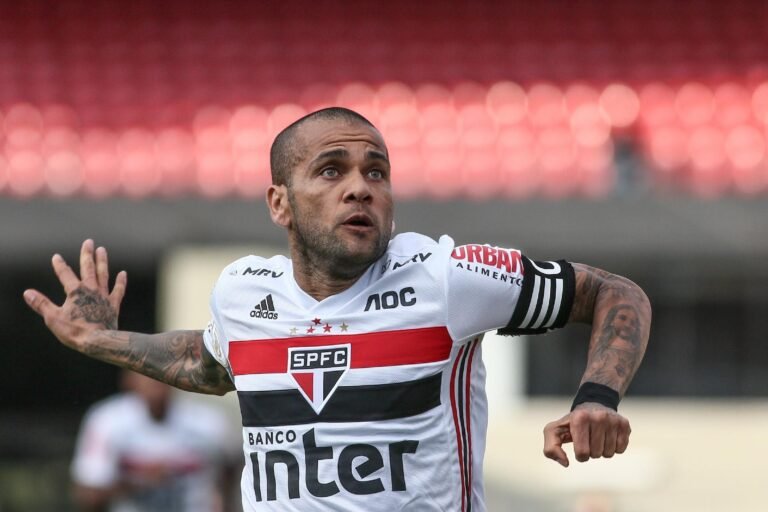 Presidente do São Paulo admite dívida com Daniel Alves
