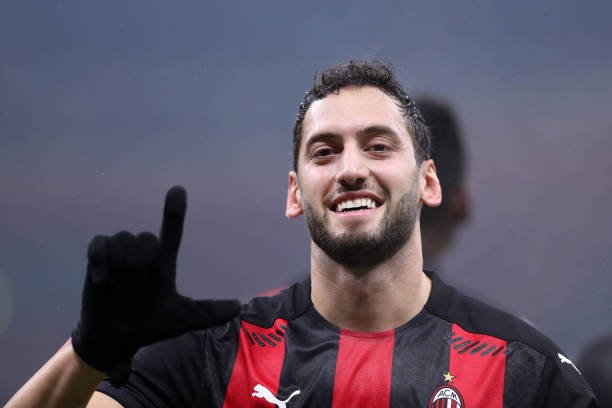 Juventus considera investida por Calhanoglu