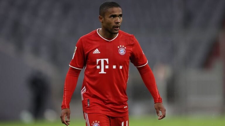Douglas Costa busca a saída do Bayern de Munique