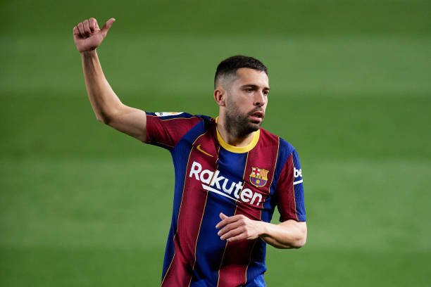 Barcelona define o substituto natural de Jordi Alba