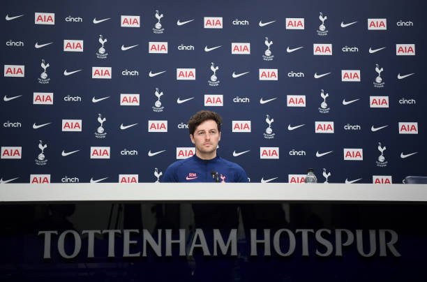 “Quero que sejamos corajosos e agressivos, que joguemos como o Tottenham Hotspur” diz novo técnico interino