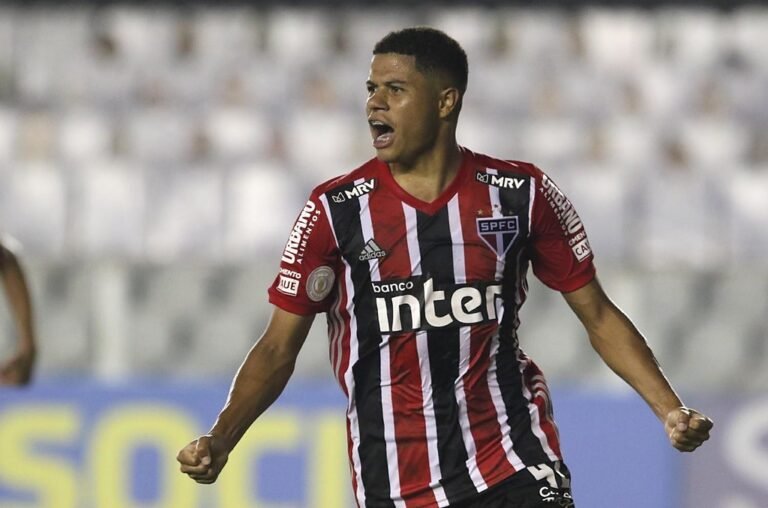 Gabriel Sara volta a treinar e deve retornar contra o Corinthians