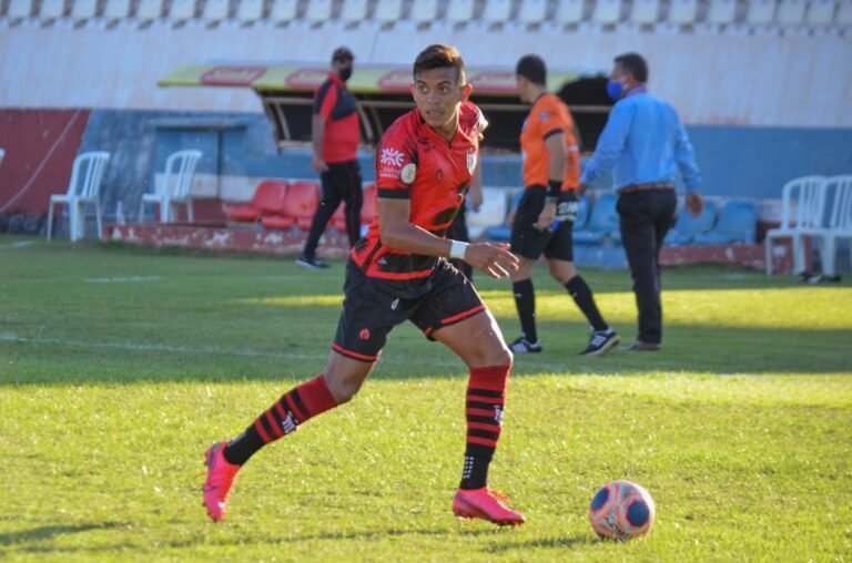 Ainda sem sofrer gols, Igor Cariús celebra momento do Atlético Goianiense