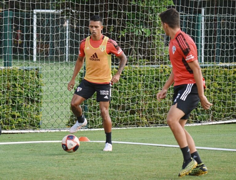 Hernanes e Igor Vinícius treinam com bola e tem retornos próximos
