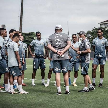 Holan ainda com dúvidas, relaciona elenco que vai para Argentina