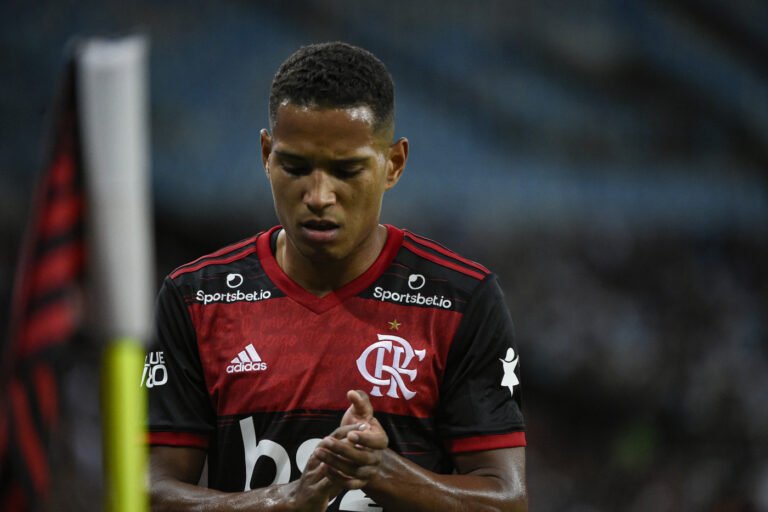 Para renovar, lateral-direito do Flamengo exige aumento salarial