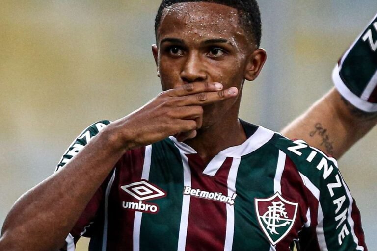 Manchester City anuncia a contratação de joia do Fluminense