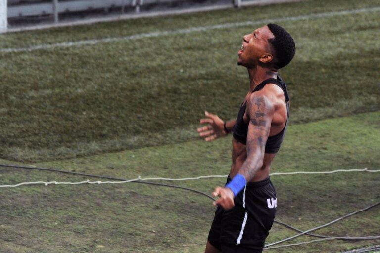 Estreante em Gre-Nais, Léo Chú já acumula mais gols que Guerrero no clássico