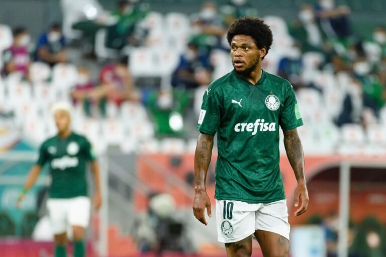 Luiz Adriano confirma que está com COVID-19 e desfalca o Palmeiras nas finais