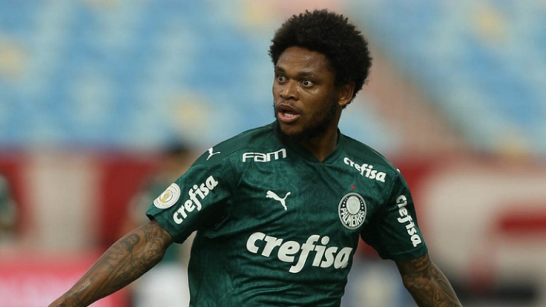 Luiz Adriano atropela homem na porta de shopping em São Paulo