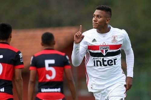 Crespo conta com jovem zagueiro como opção ao seu elenco