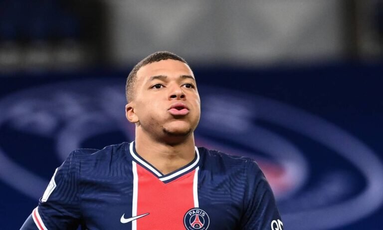 Mbappé sai de campo após pancada e Pochettino tranquiliza: “Foi apenas um golpe”
