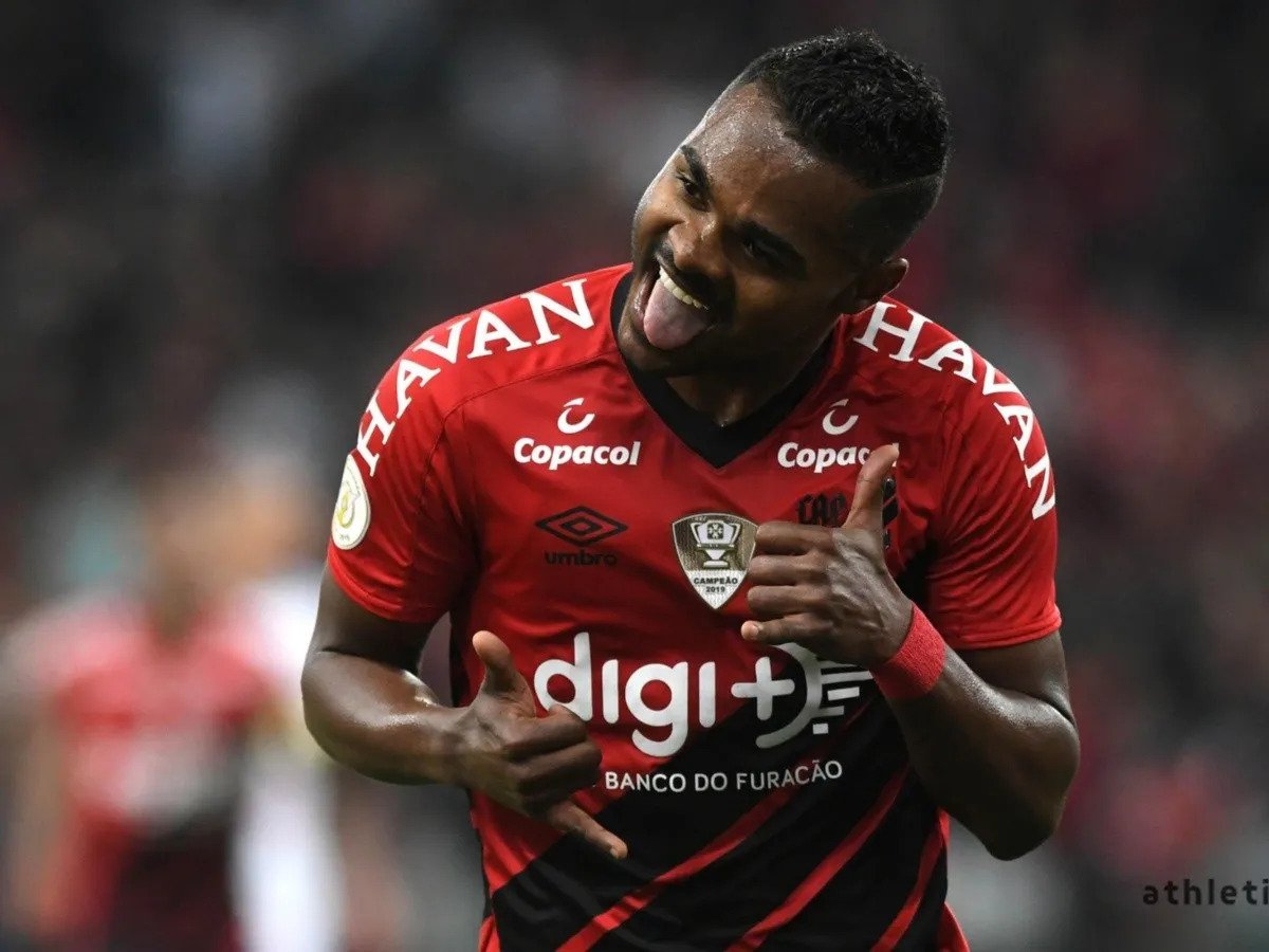 Nikão irá deixar o Athletico em dezembro; Corinthians monitora de perto a situação