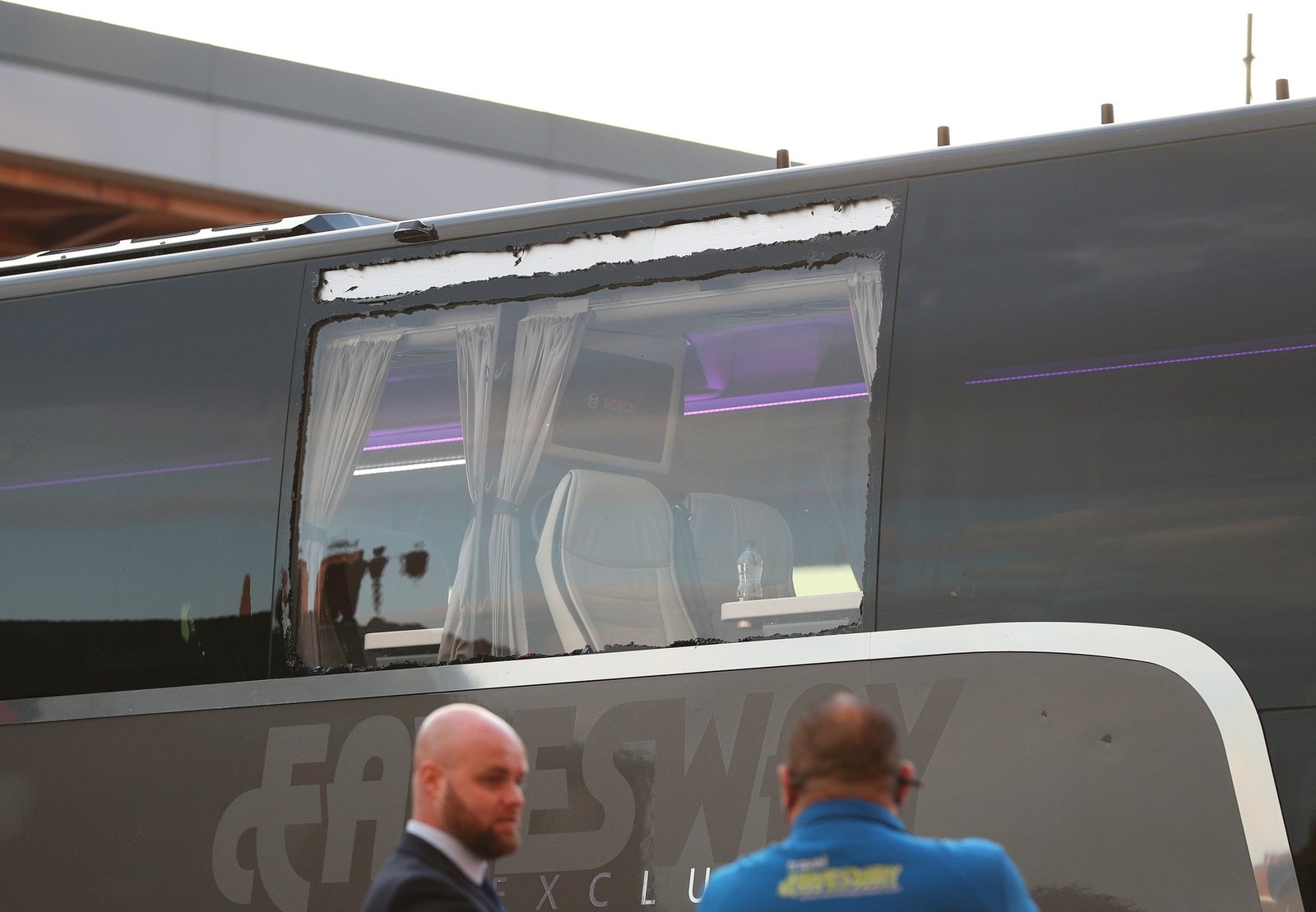 Ônibus que levava Real Madrid ao estádio do Liverpool é apedrejado