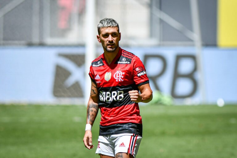 Xodó de Jorge Jesus no Flamengo pode ajudar na permanência de Arrascaeta