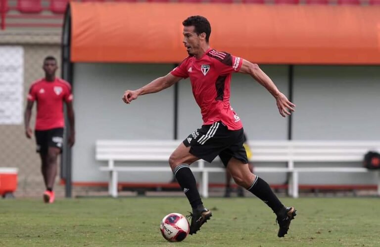 Hernanes vai continuar no São Paulo? Belmonte responde sobre o futuro do meio-campista.